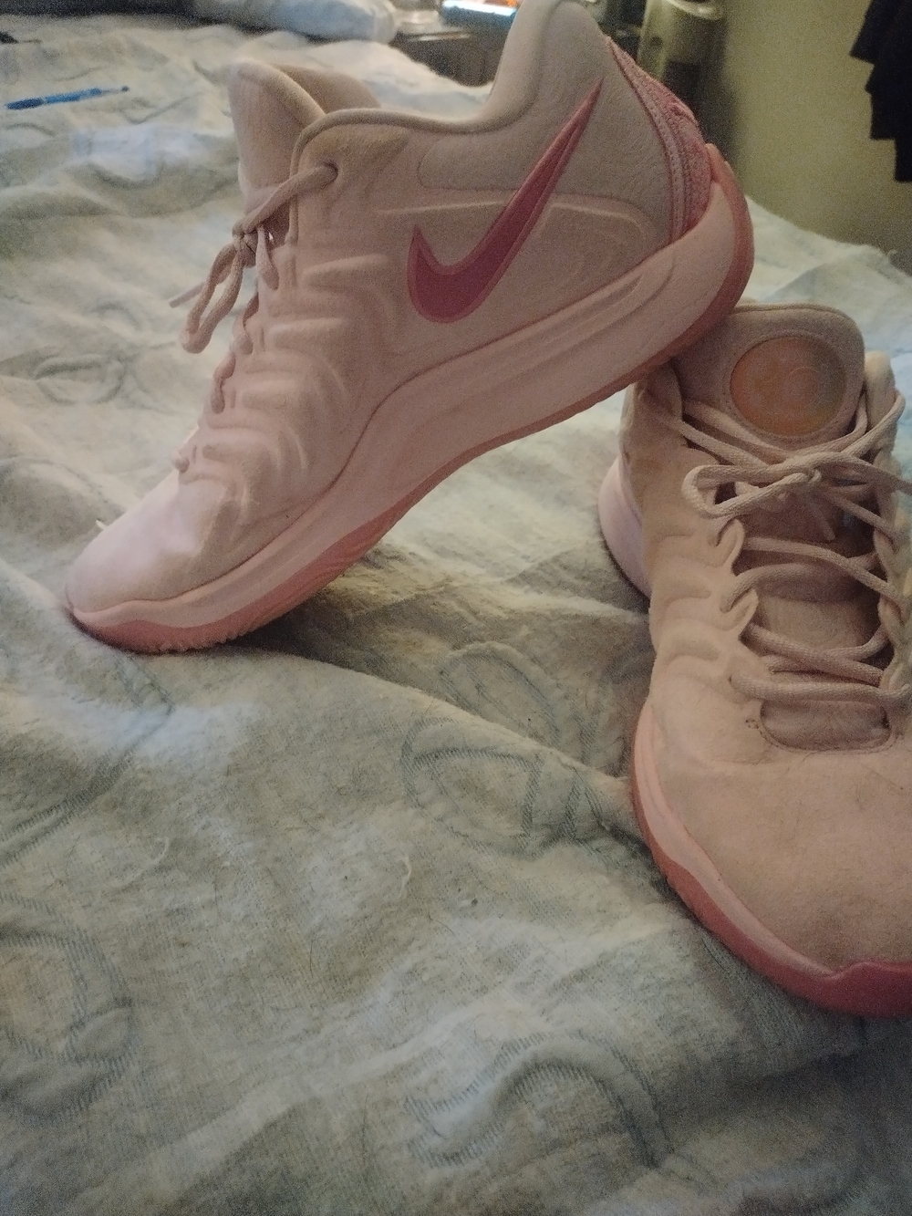 Nike men’s Aunt pearl Pink Athletic basketball Sneakers